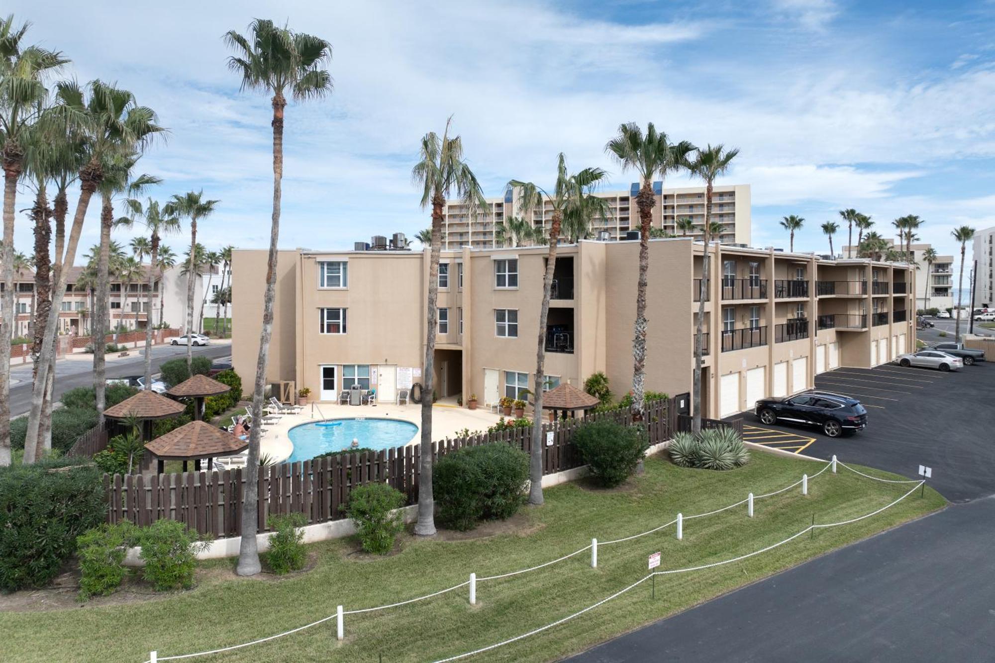 Beachside Bungalow: Surfside I #104 Apartment *